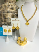 Susan Shaw Gold Elephant Intaglio and Handset Pearl Necklace